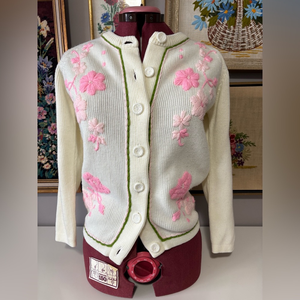 Amazing vintage Floral Embroidered Cardigan. Likely size S-M.